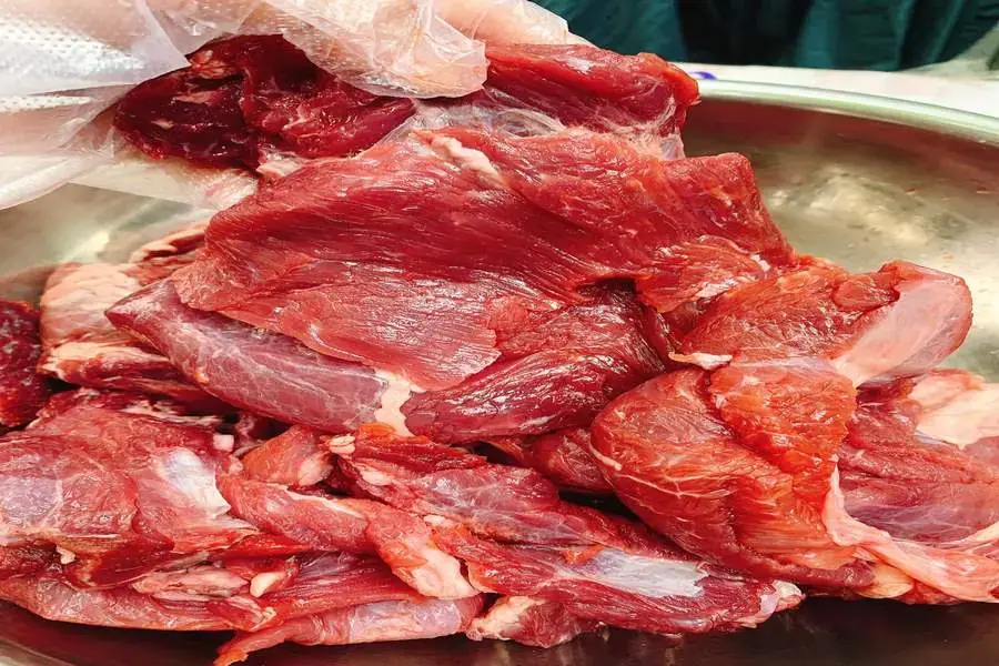 Sơ chế các nguyên liệu cùng với nước muối