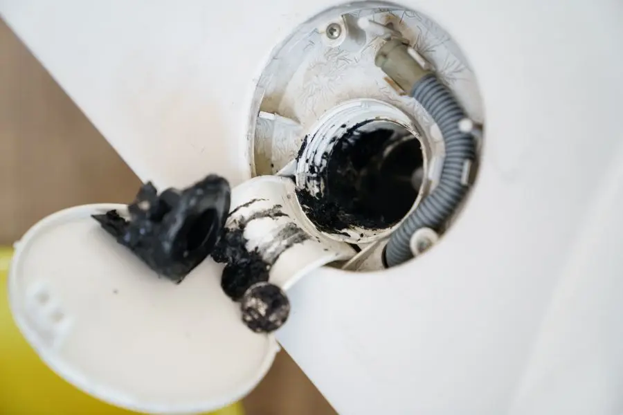 Cần vệ sinh bộ lọc cửa xả máy giặt, tránh để bụi bẩn làm tắc nghẽn.