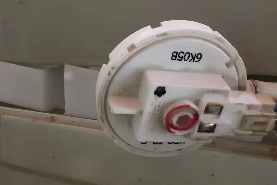 Phao áp lực gặp vấn đề hoặc hư hỏng là một trong những nguyên nhân phổ biến xuất hiện lỗi E95.