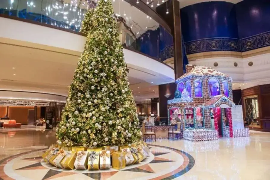 Khu vực tiền sảnh được trang trí cây thông Noel với nhiều phụ kiện đi kèm và được đặt thêm nhiều món quà nhỏ xung quanh. 