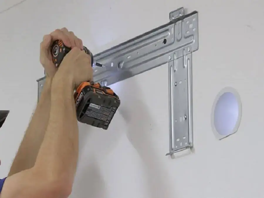 Lắp giá đỡ là công việc đầu tiên cần làm khi lắp máy lạnh (Hình ảnh: Aroundhomediy)