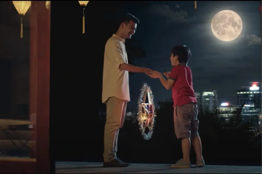 Cùng bé ngắm trăng và tận hưởng khoảnh khắc sum vầy đêm Trung Thu.