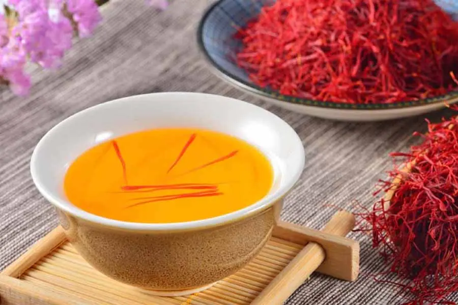 Kèm thêm mật ong sẽ giúp chúng ta thưởng thức nhụy hoa nghệ tây dễ dàng hơn.
