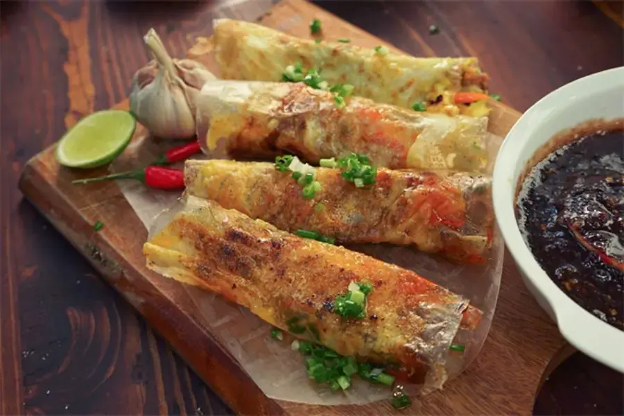 Món bánh tráng ruốc giòn rụm