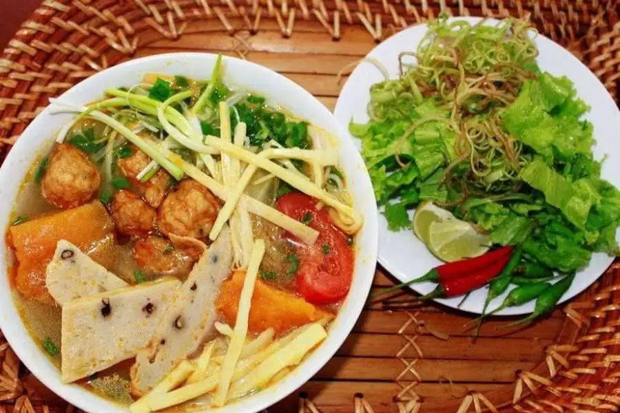 Một tô bún nóng hổi, sợi bún dai và những miếng chả cá thát lát bắt mắt