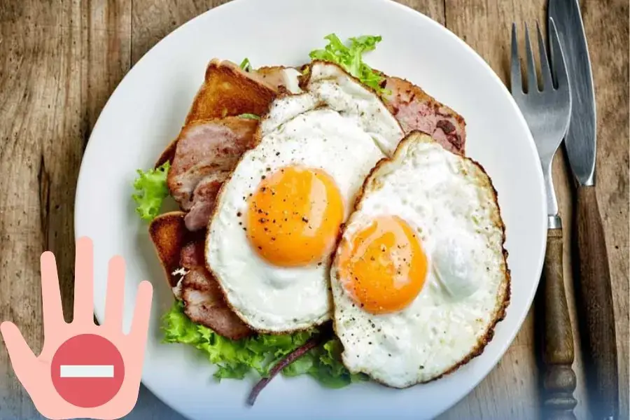 Tránh kết hợp trứng với thịt hun khói, bơ, phô mai,...