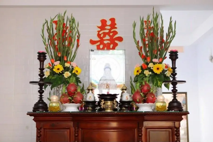 Trang trí bàn thờ gia tiên