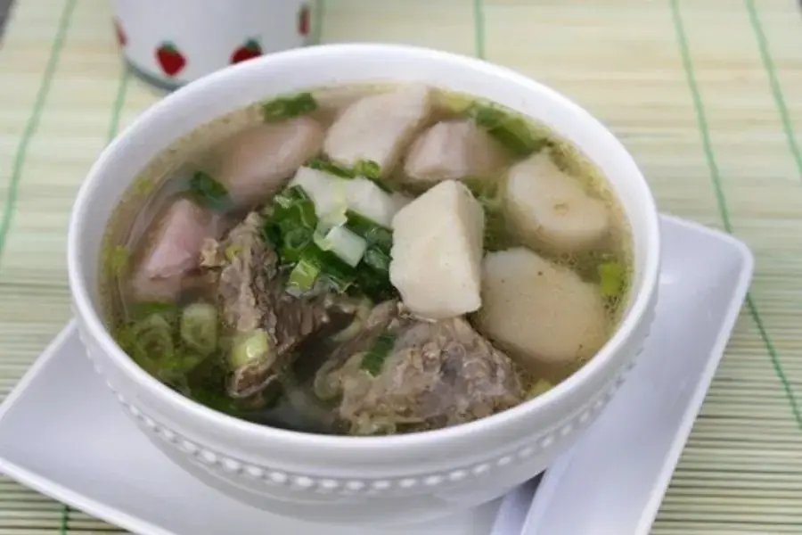 Canh khoai sọ nấu với sườn heo