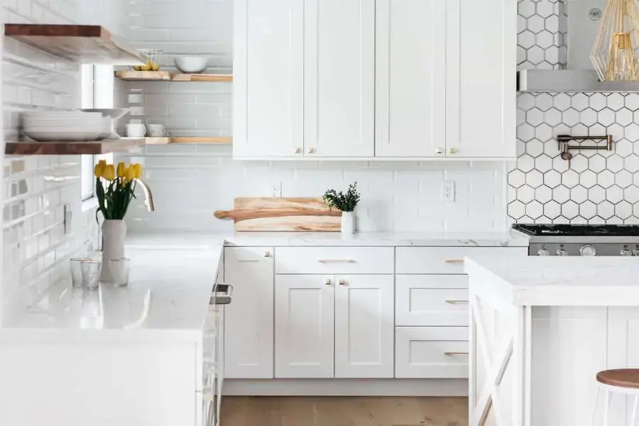 Kích thước của tủ bếp gỗ là chiều cao 800 - 85cm x chiều sâu 32 -35cm 