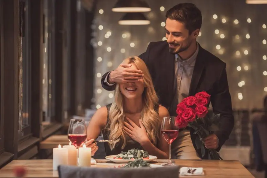 Một bữa tối bất ngờ chắc chắn sẽ làm đối phương cảm động.