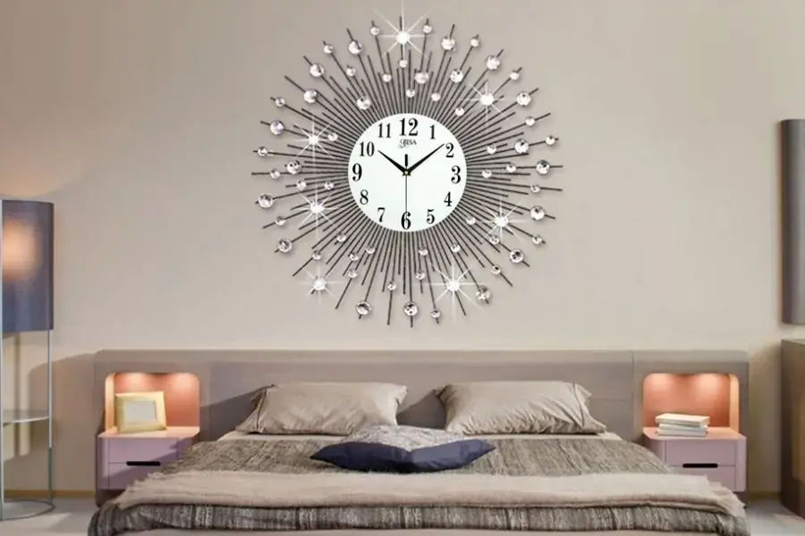 Đồng hồ trang trí tạo điểm nhấn cho phòng ngủ