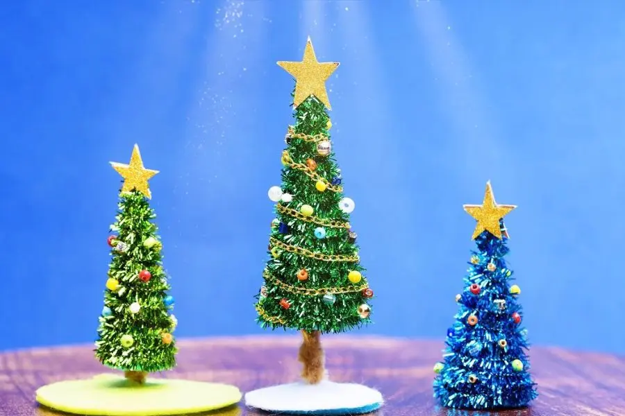 Cây thông Noel nhỏ xinh với ngôi sao vàng lấp lánh.