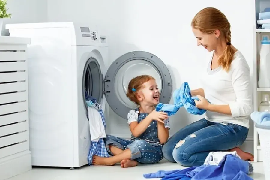 Không nên để trẻ em nghịch máy khi máy hoạt động
