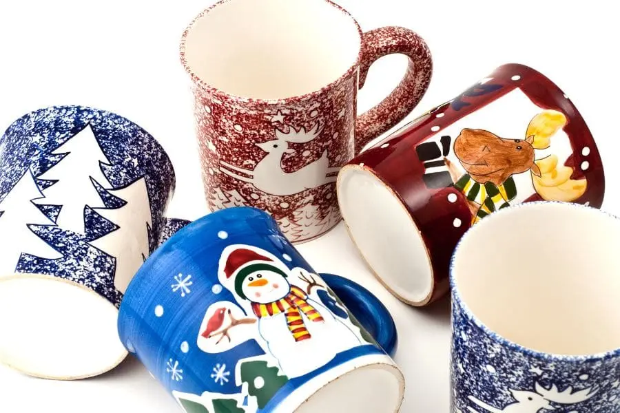 Cốc sứ in hình họa tiết Giáng Sinh thích hợp làm quà tặng và sử dụng hàng ngày.