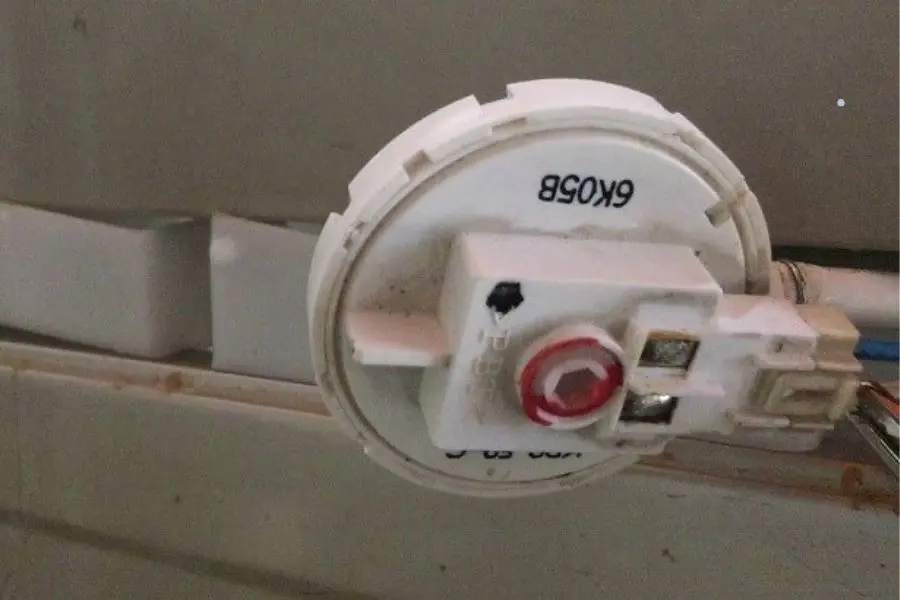 Cảm biến hỏng dẫn tới lỗi E4 trên máy giặt Aqua.