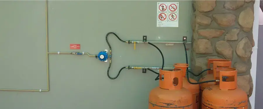 Bạn nên thuê thợ sửa ra chuyên nghiệp đến kiểm tra bên trong ống điếu dẫn ga (Nguồn: Heidelbergnigelheraut)