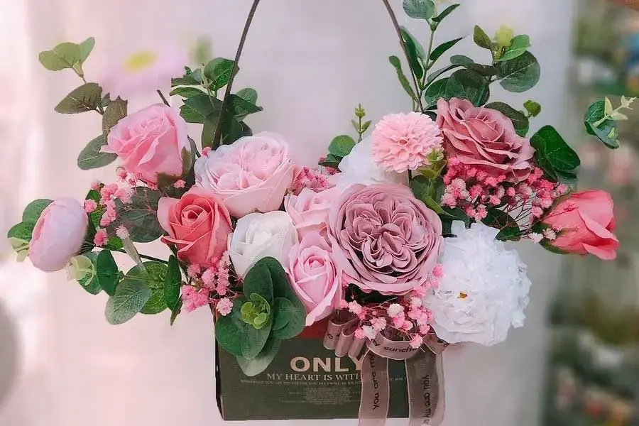 Hoa sáp giữ được rất lâu, không lo khô héo.