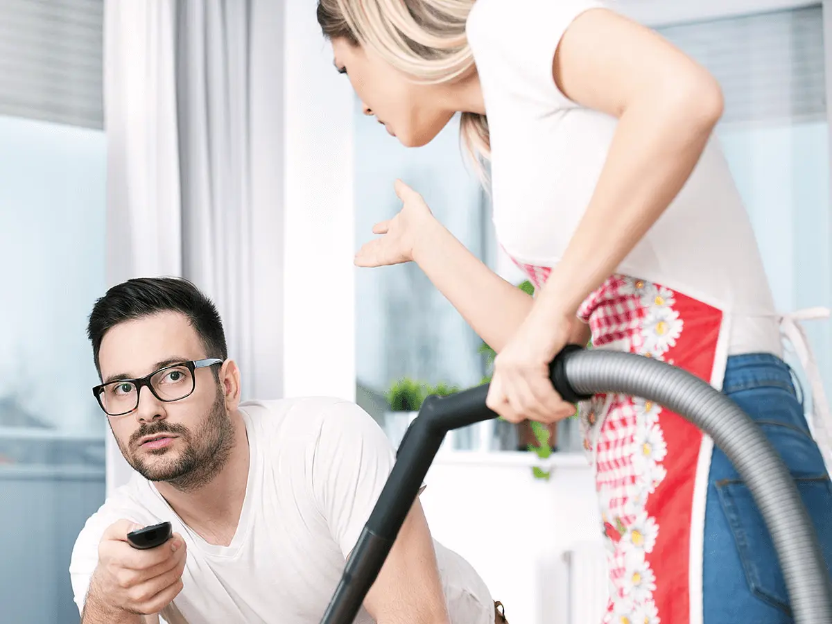 Vợ chồng phát sinh mâu thuẫn chỉ vì phân công việc nhà.