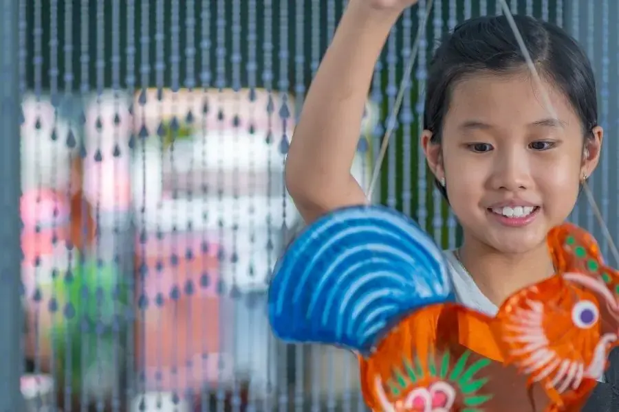 Trẻ nhỏ cần được khích lệ và yêu thương nhiều hơn.