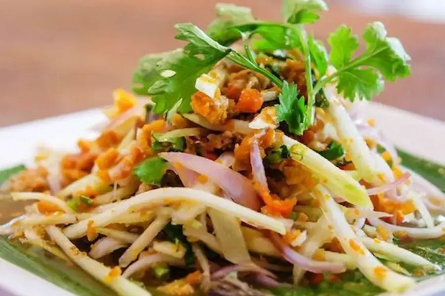 Nộm chả cá thu với màu sắc bắt mắt được kết hợp từ rau củ quả khác nhau