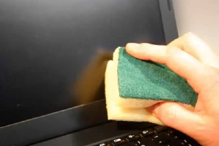 Sử dụng miếng bọt biển mềm cũng là cách để bạn vệ sinh màn hình máy tính