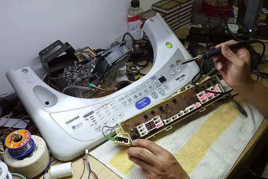 Sửa chữa và thay thế linh kiện hỏng ở bo mạch.
