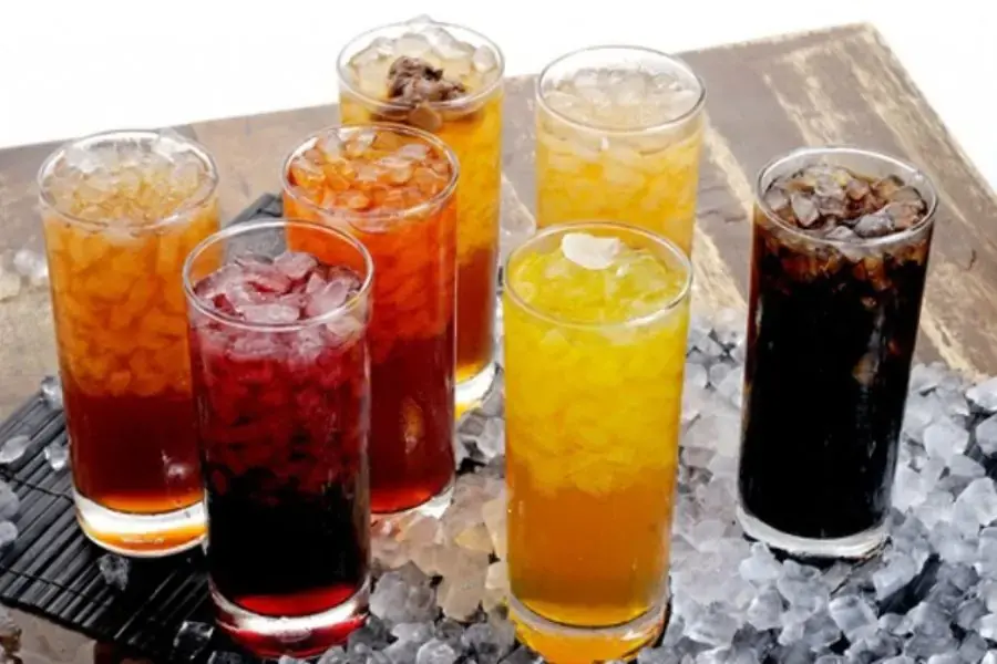 Hạn chế uống nước ngọt chứa nhiều đường.