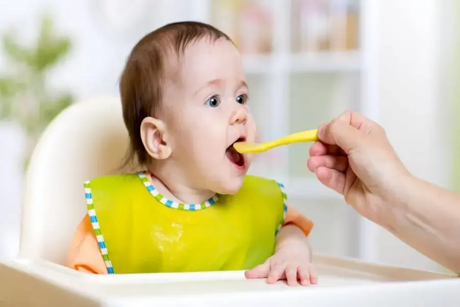 Cho bé ngồi ăn dặm ngay ngắn 