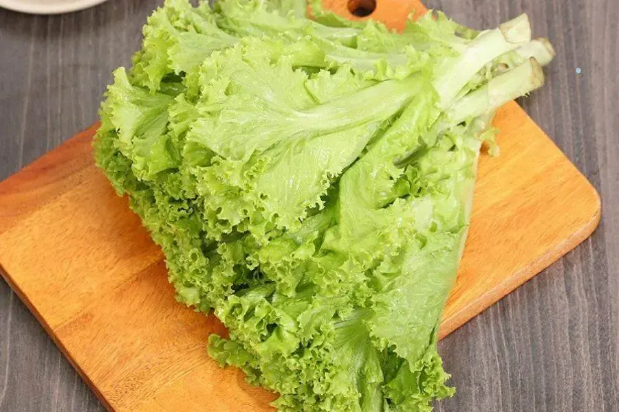 Bổ sung thêm rau sống ăn kèm với cơm tấm.
