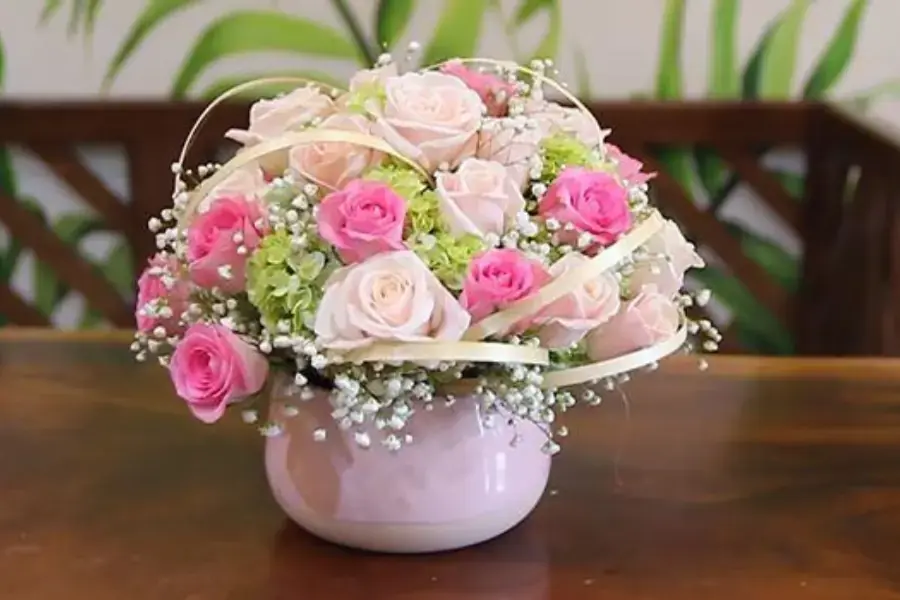 Thành quả cắm hoa hồng vào bình sứ