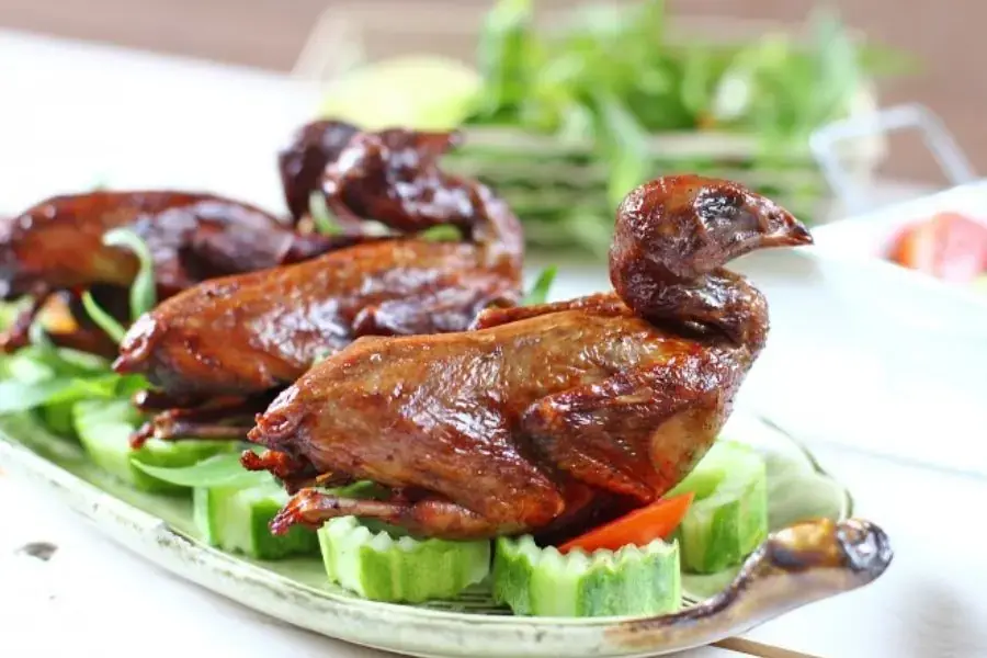 Chim cút chiên vàng giòn, ngọt thịt.