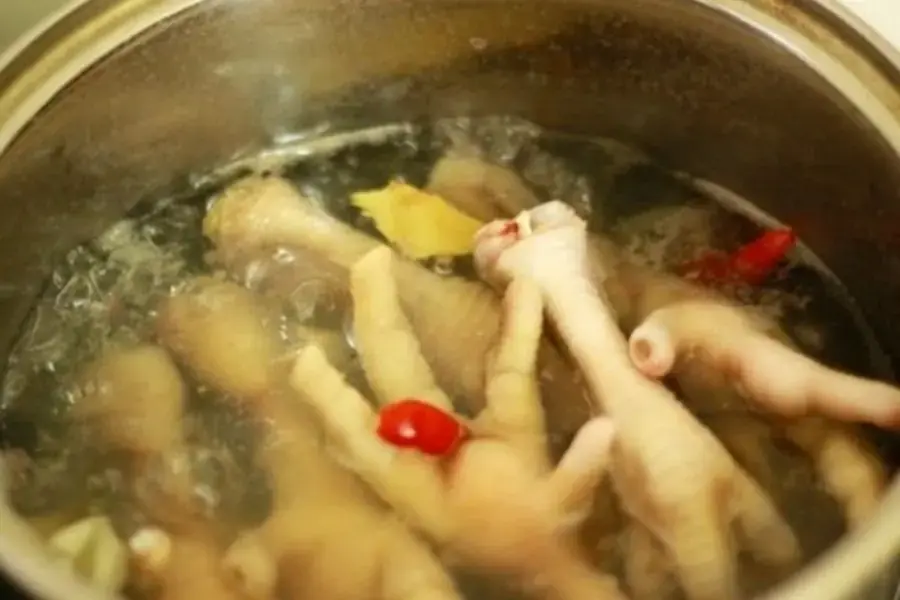 Chần chín tới chân gà