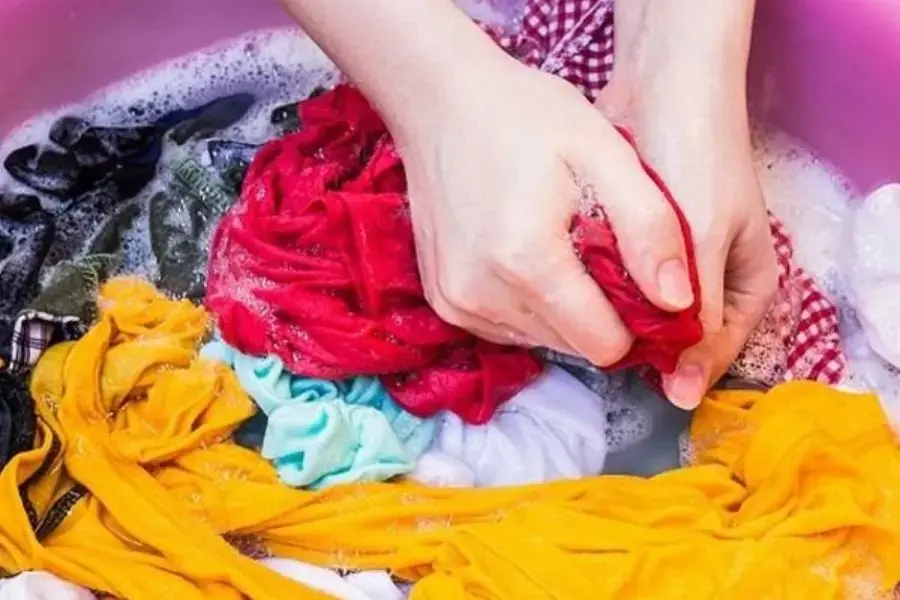 Nguyên nhân làm cho quần áo màu bị lem màu khác