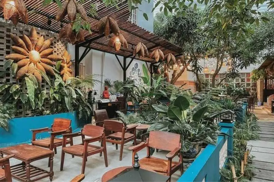 trang trí quán cafe sân vườn tạo không khí trong lành và thoải mái