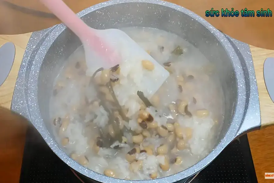 Vớt bỏ lá dứa