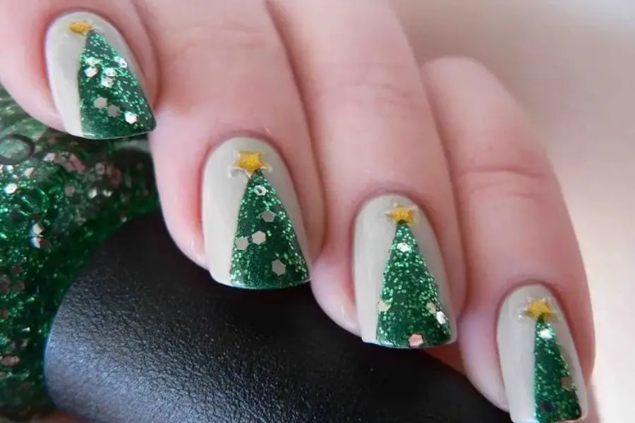 Bộ nail Giáng Sinh hình cây thông đơn giản và nổi bật.
