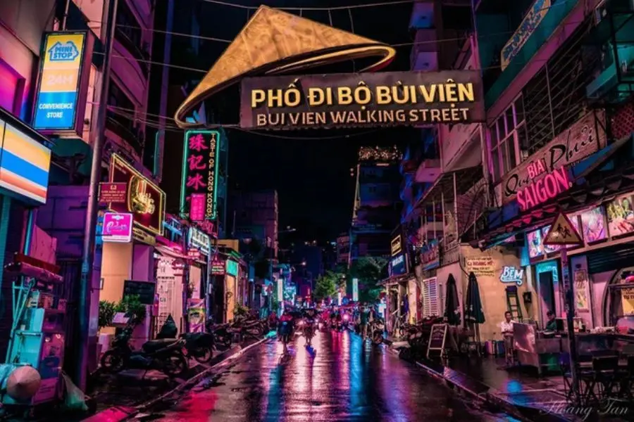Phố Bùi Viện rất náo nhiệt về đêm.