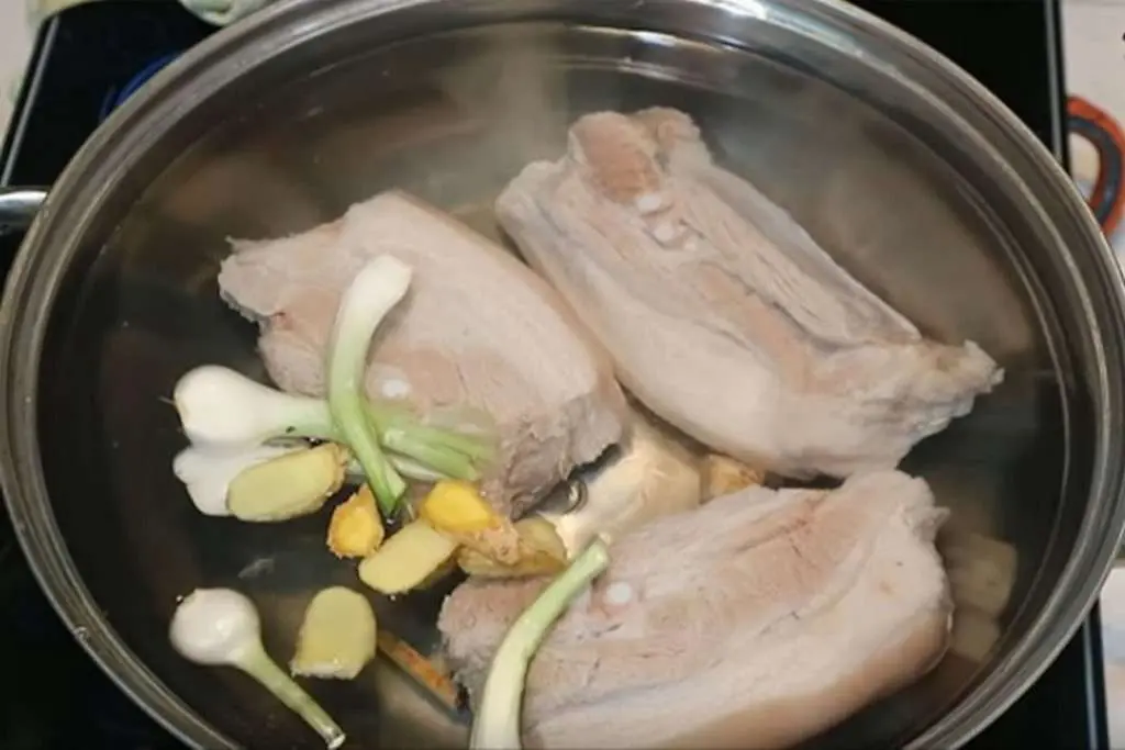 Khử mùi hôi của thịt lợn rừng bằng rượu, hành và gừng
