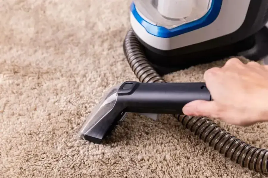 Nên dùng máy giặt thảm và máy phun hút chuyên dụng
