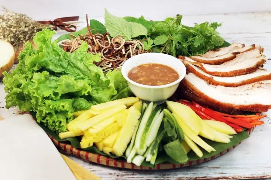 Cuốn heo quay với bánh tráng có vị giòn tan, đậm vị cực hoàn hảo