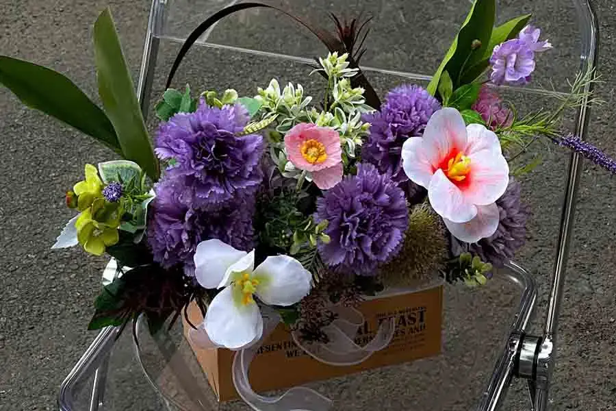 Bạn có thể tham khảo cách cắm giỏ hoa đơn giản và nhỏ xinh như thế này.