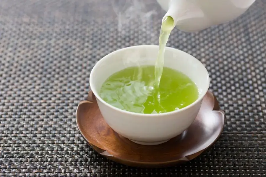 Không nên sử dụng trà xanh quá đặc vì dễ gây mất ngủ