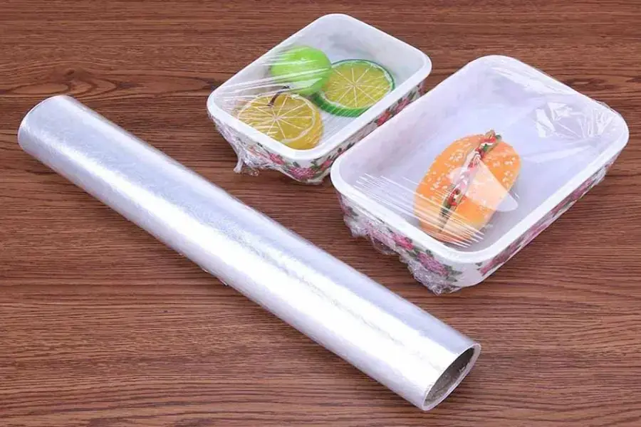 Đuổi bồ hóng bằng hộp nhựa và màng bọc thực phẩm.