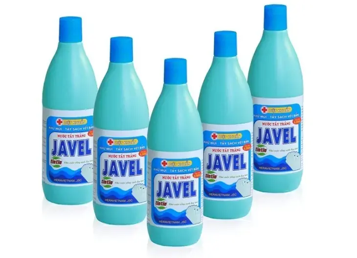 Dùng thuốc tẩy đổ trực tiếp lên khăn bông chà mạnh (Ảnh: Labvietchem.vn)