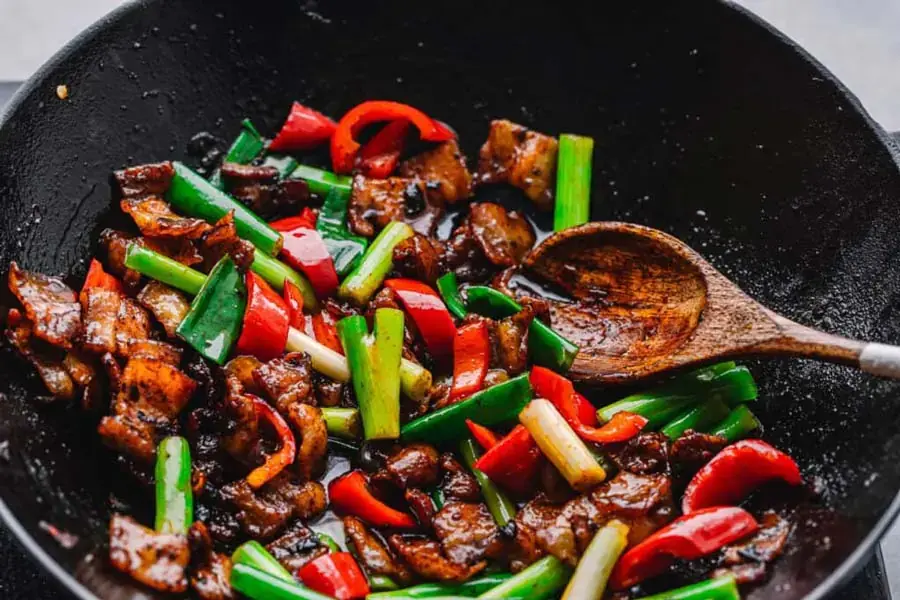 Thịt bò ba chỉ xào tiêu đen ăn kèm ớt chuông và hành là món ăn cực kỳ đưa cơm, hợp khẩu vị người Việt