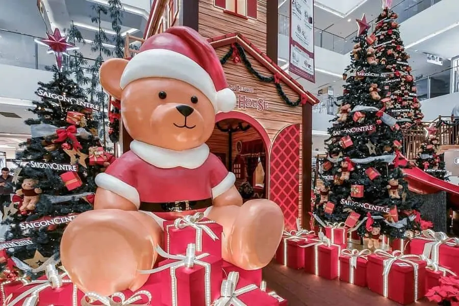 Takashimaya gây mê mẩn với phong cách trang trí Giáng Sinh lộng lẫy.