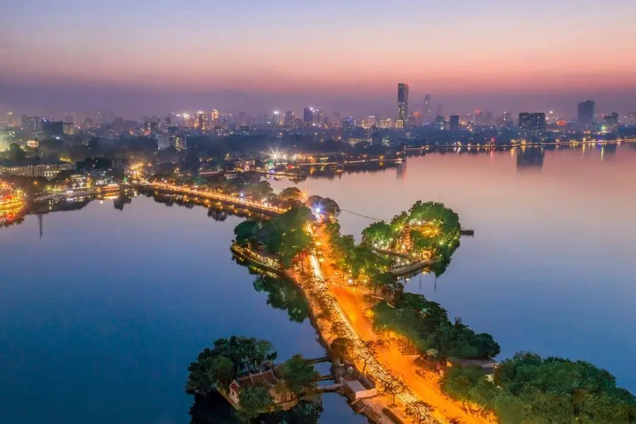 Vẻ đẹp của hồ Tây khiến du khách không muốn rời đi.