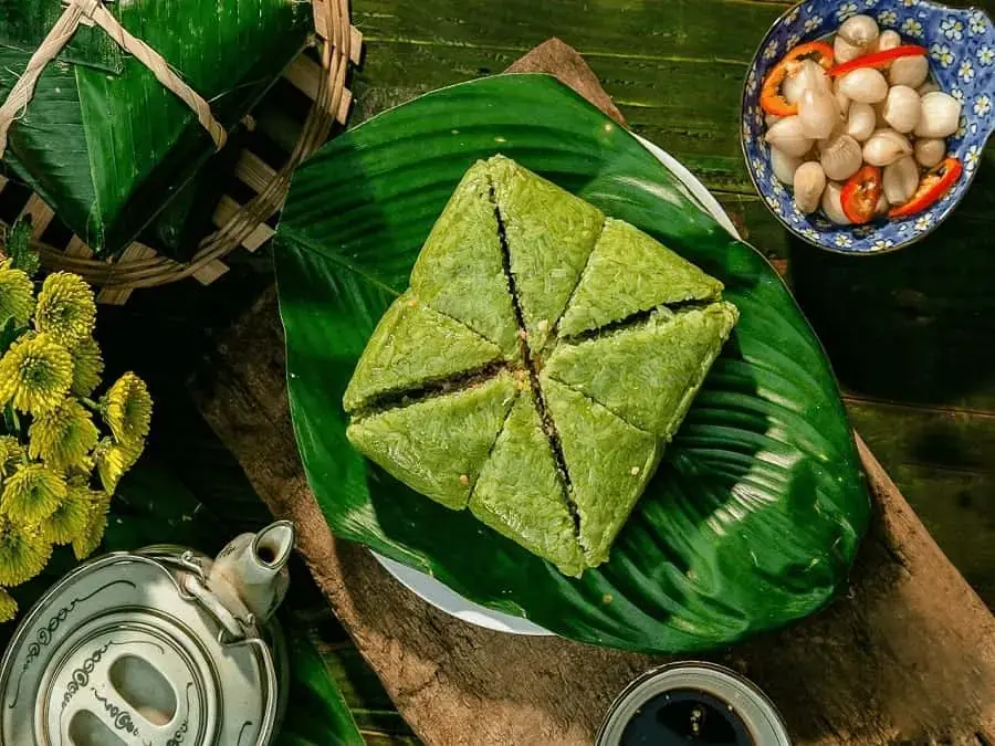 Chiếc bánh chưng thơm phức mùi nếp, ngọt bùi mùi đậu xanh đã trở thành hương vị quen thuộc trong ngày Tết.
