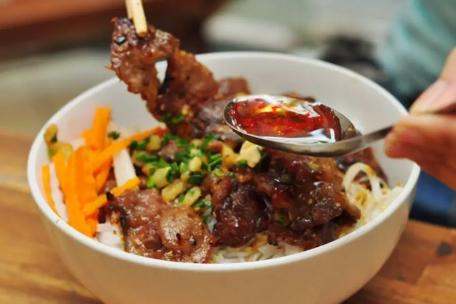 Nên ăn chậm, nhai kỹ để cơ thể tăng cường hấp thụ dinh dưỡng, giảm cảm giác đói.