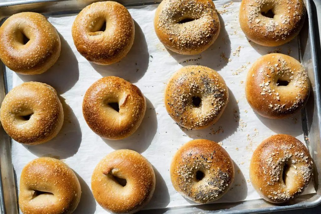 Bánh donut được xếp lên khay nướng
